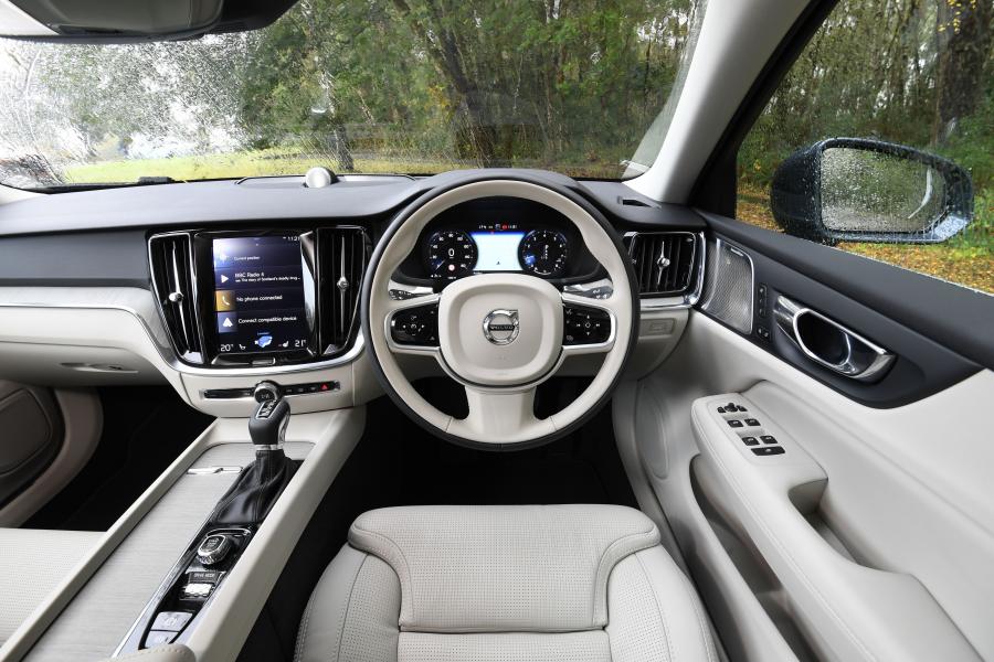 Торпедо Volvo S60 T5 Inscription 2019 года  (UK) (фото 10 из 12)